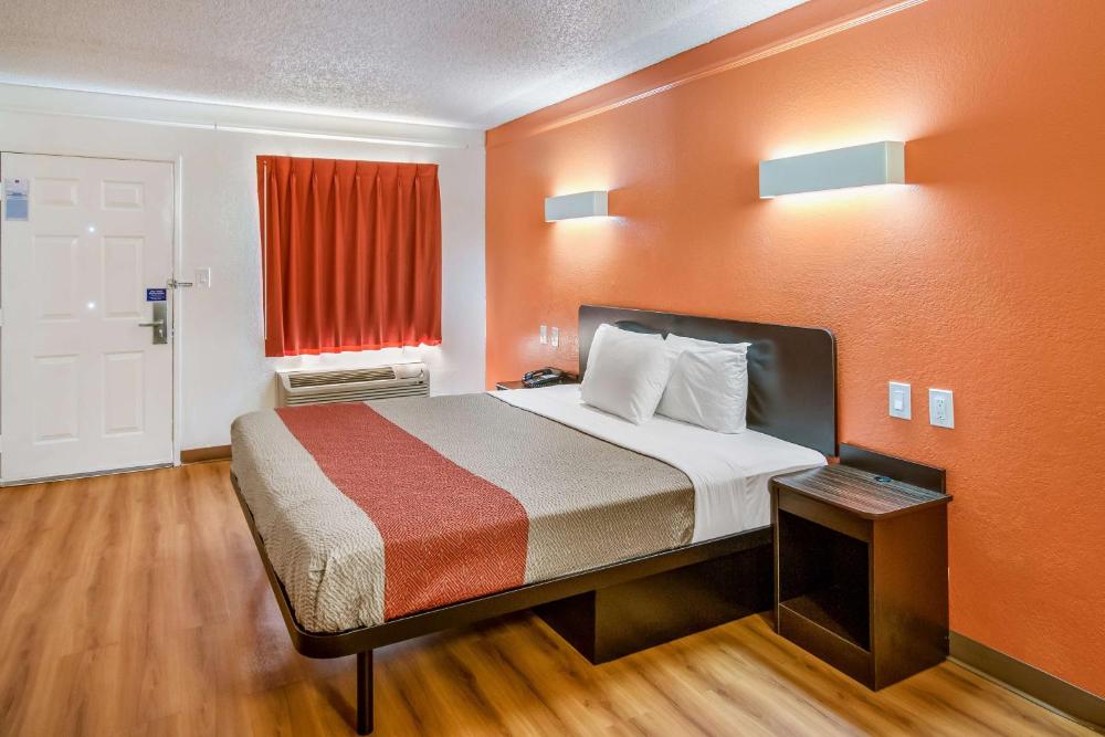 King Room - Non-Smoking interior